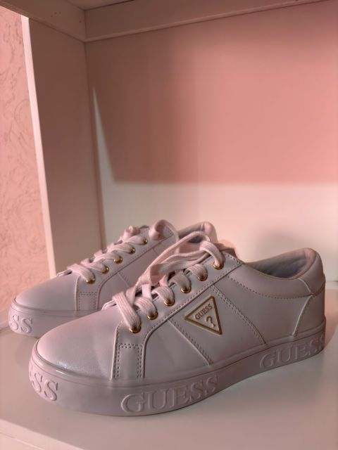 Tenis Guess Blancos con Detalles Metálicos