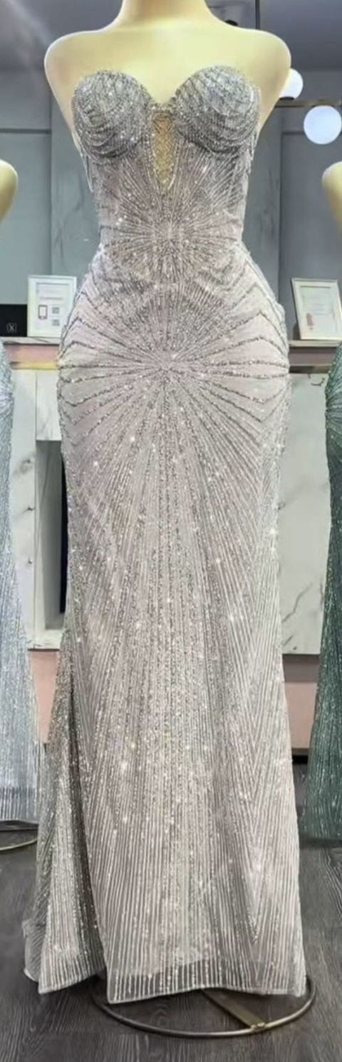 Vestido de Noche Brillante con Detalles de Perlas