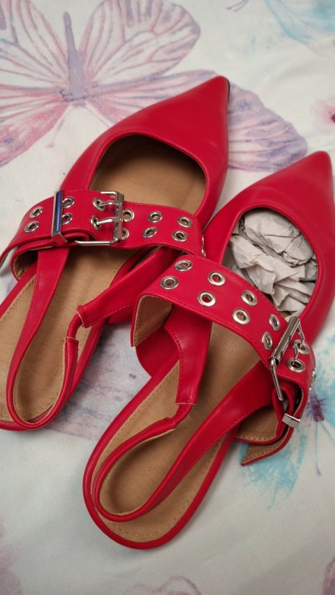 Zapatos de Tacón Rojos con Detalles de Ojetes