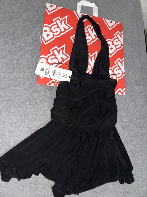 Vestido corto negro BSK con etiqueta
