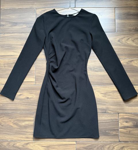 Vestido negro ajustado de manga larga