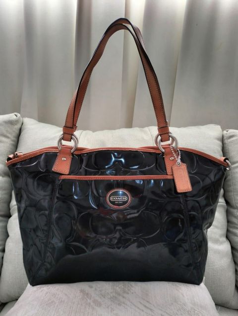Bolso Coach Negro con Detalles en Cuero