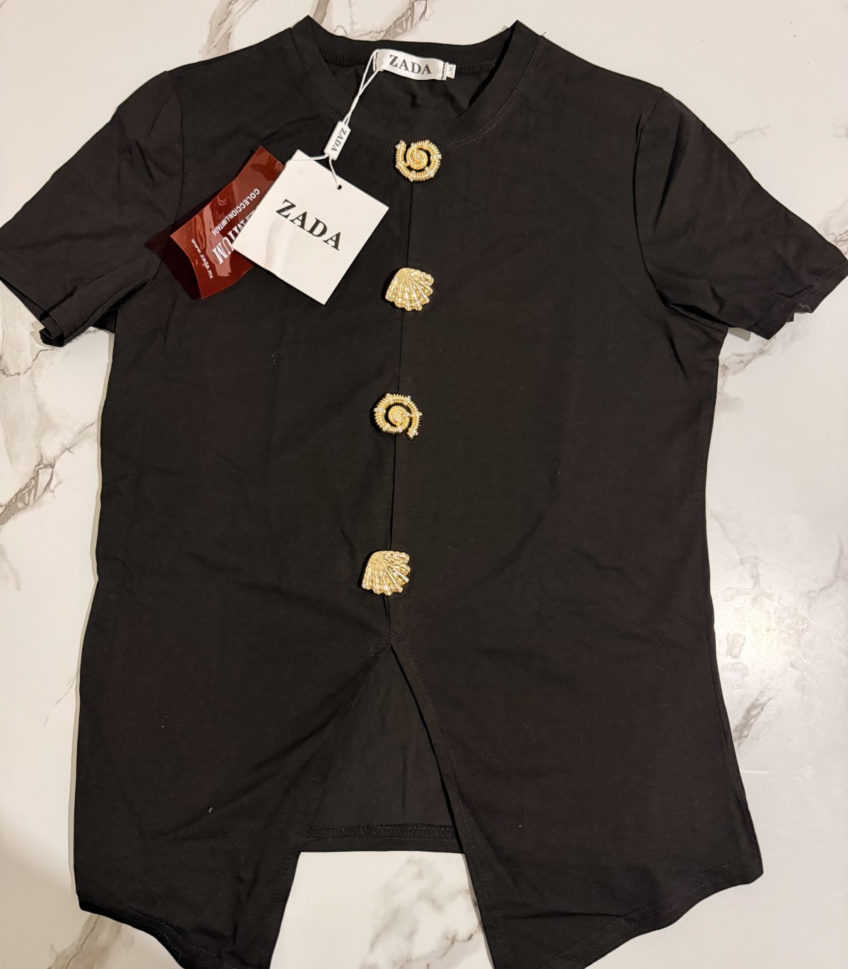 Playera ZADA con Detalles Dorados - imagen 2