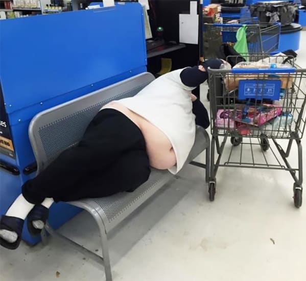 Un cliente encontró su lugar de descanso en los pasillos de Walmart