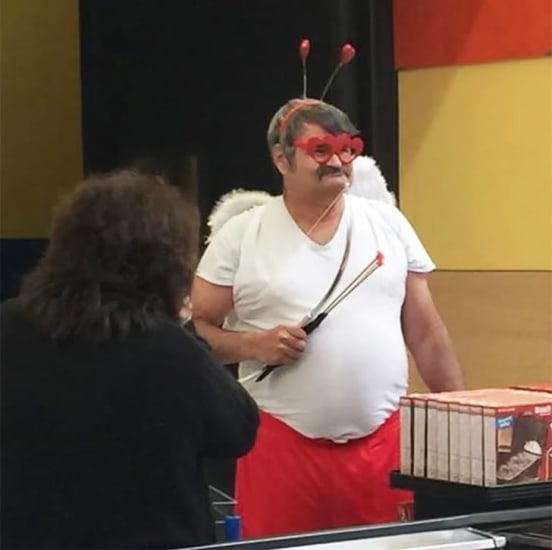 El Cupido sorpresa que conquistó a los clientes de Walmart