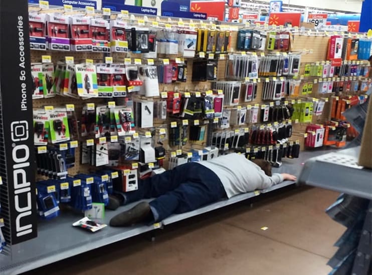 El descanso inesperado: empleado de Walmart aprovecha su pausa entre los productos