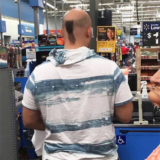 Un peinado único que evoca la historia en el supermercado