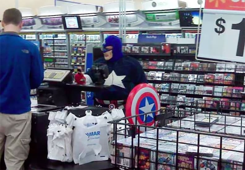 ¡Hasta los superhéroes necesitan hacer compras! Capitán América en el supermercado