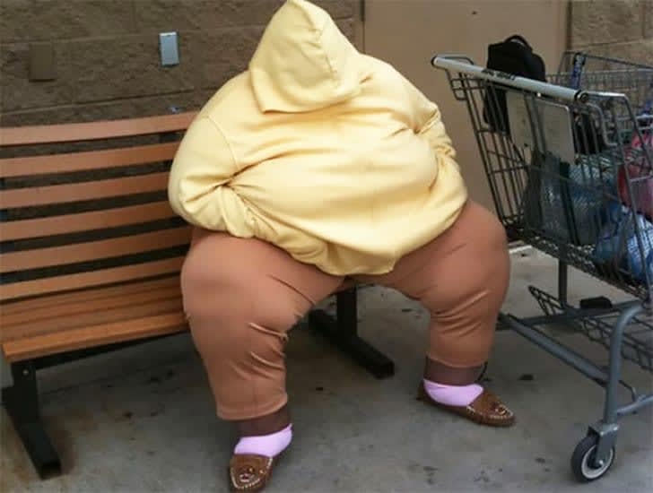 Un momento de descanso merecido en el estacionamiento