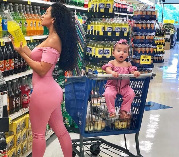 Una madre e hija brillan con sus atuendos a juego en el supermercado