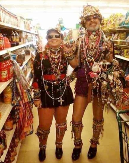 Una pareja deslumbrante: joyas de la cabeza a los pies