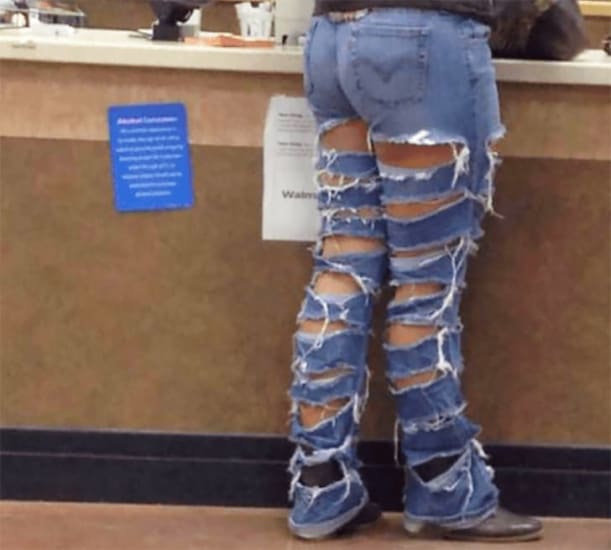 El atrevido look de jeans rotos que causa sensación en el supermercado