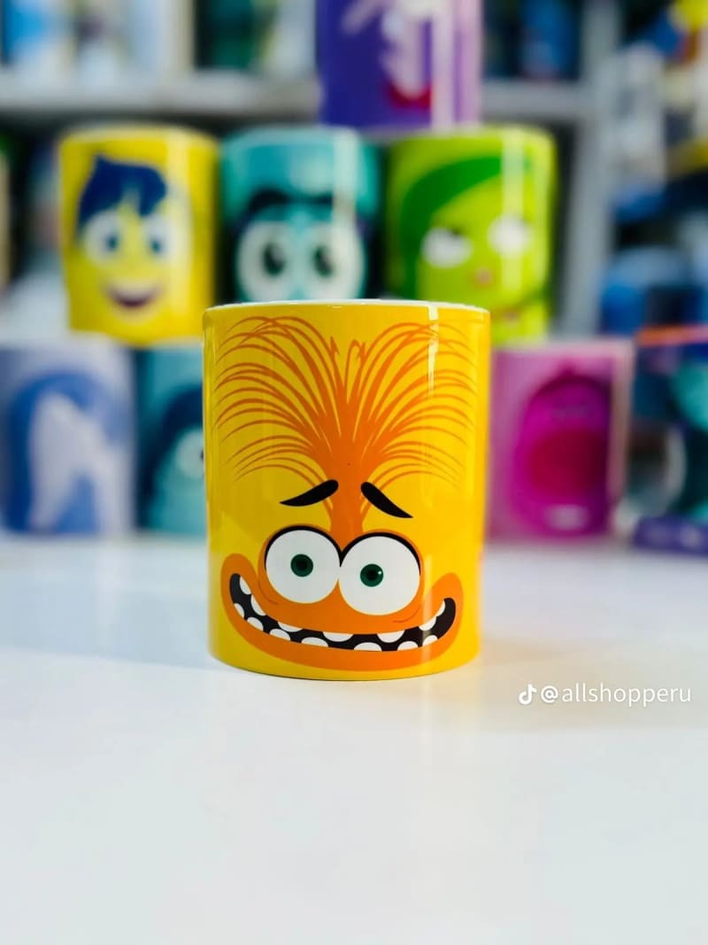 Vasos con decoración con personajes