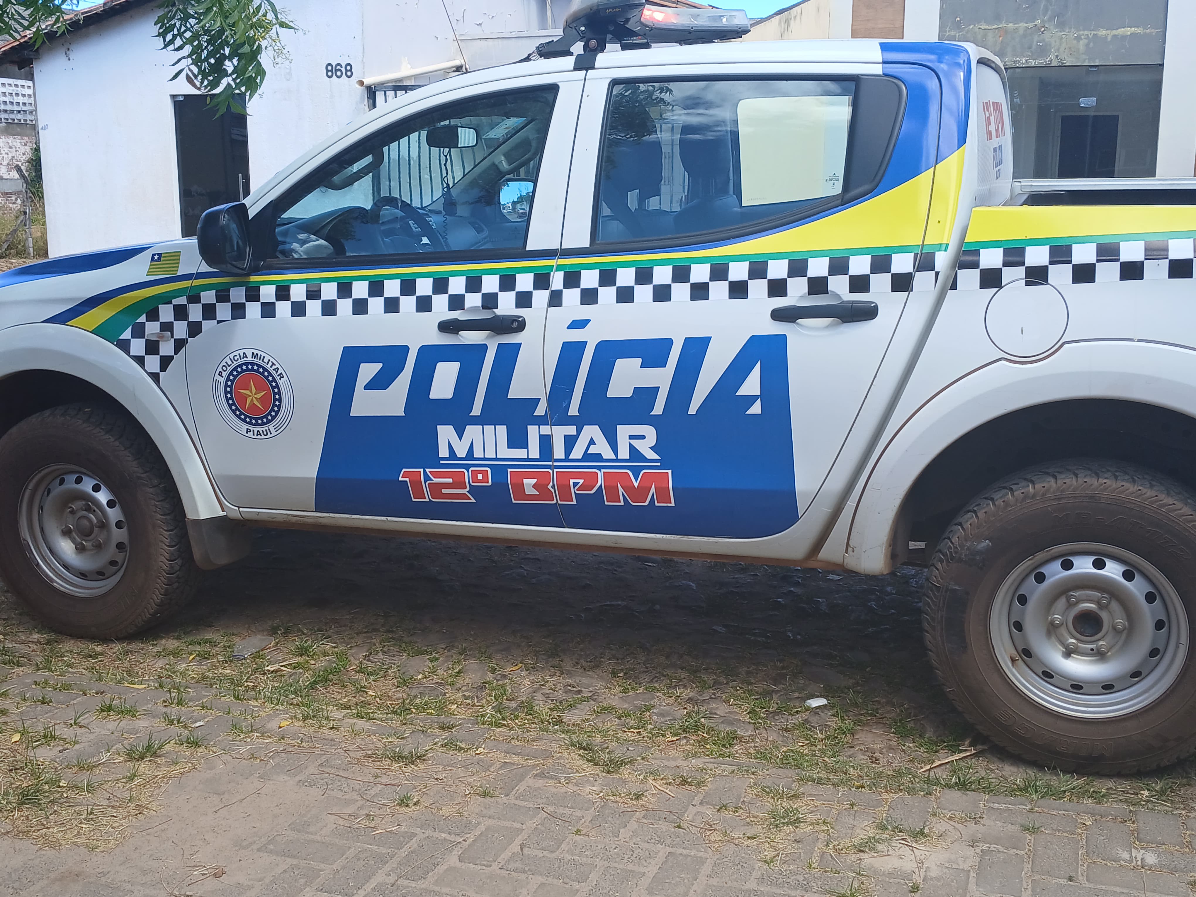 Motorista com suspeita de embriaguez colide em casa de radialista em Pedro II