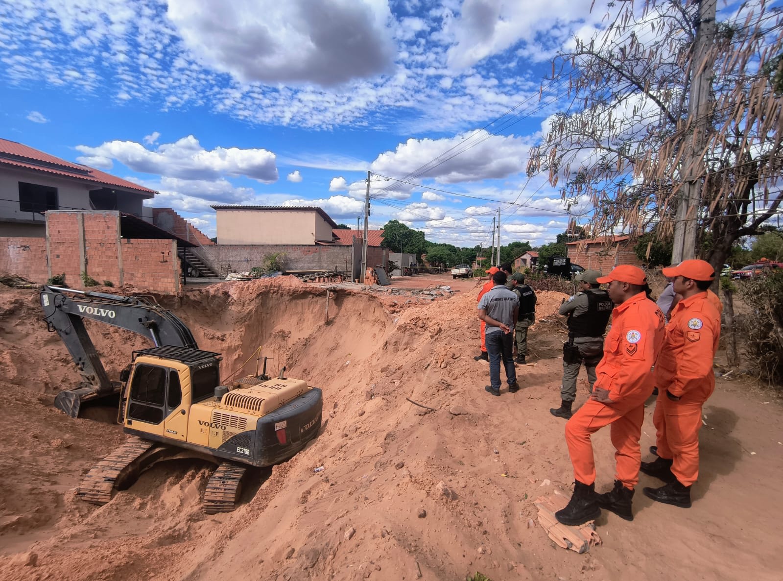 Homem morre soterrado e corpo é resgatado após operação de quatro horas