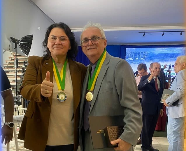 Ex-deputados estaduais recebem homenagem da Assembleia