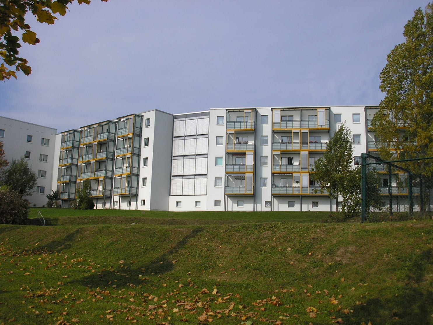 Nach dem Stadtumbaukonzept sanierter DDR-Wohnblock auf der Ilmenauer Pörlitzer Höhe. Durch Rückbau auf 4 Etagen und Abriss jeder zweiten Block-Reihe soll das Gebiet attraktiver werden und der Leerstand bekämpft werden.