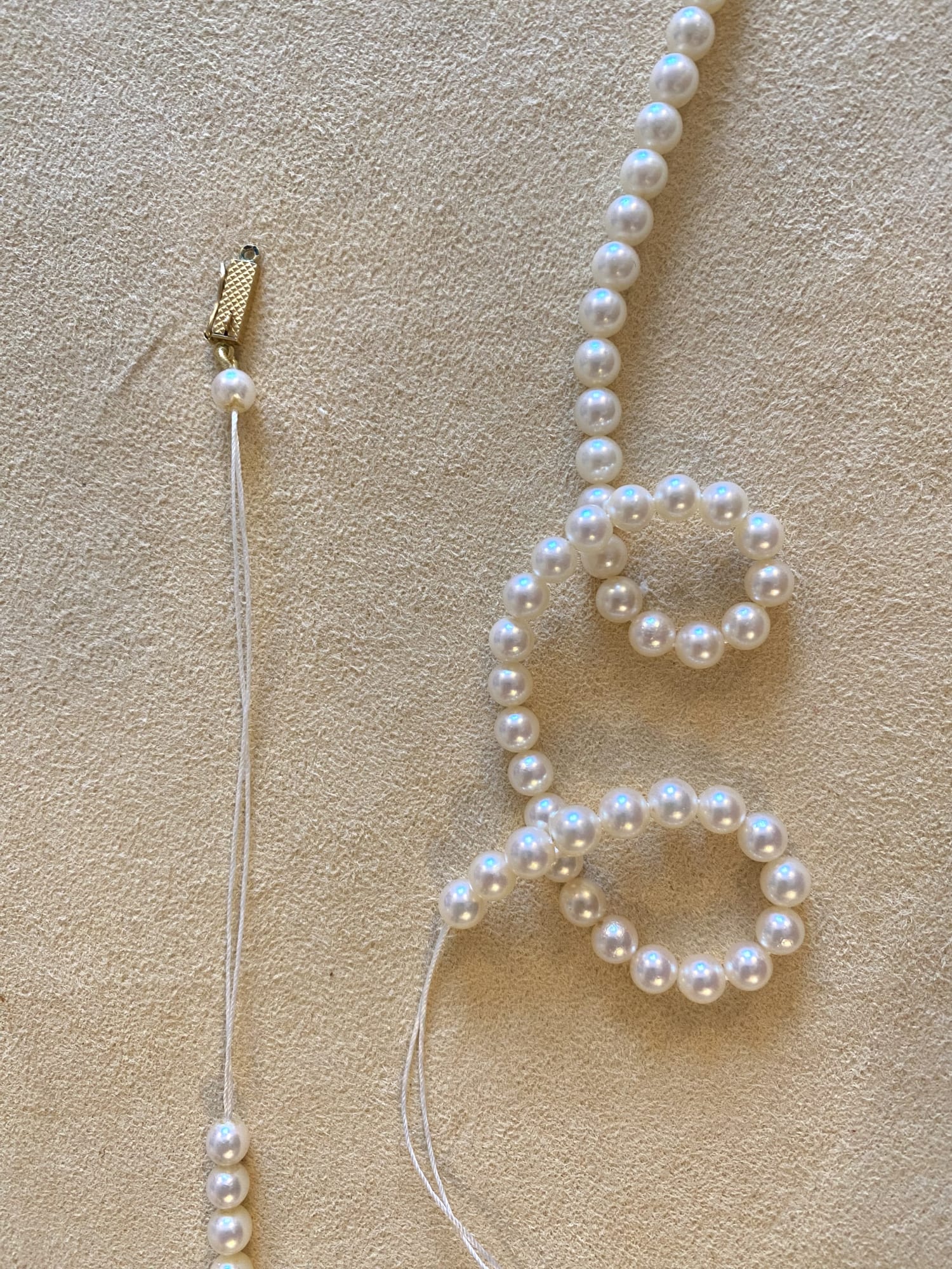 Œuvre de Mathilde Balensi — renfileuse de perles sur fil de soie