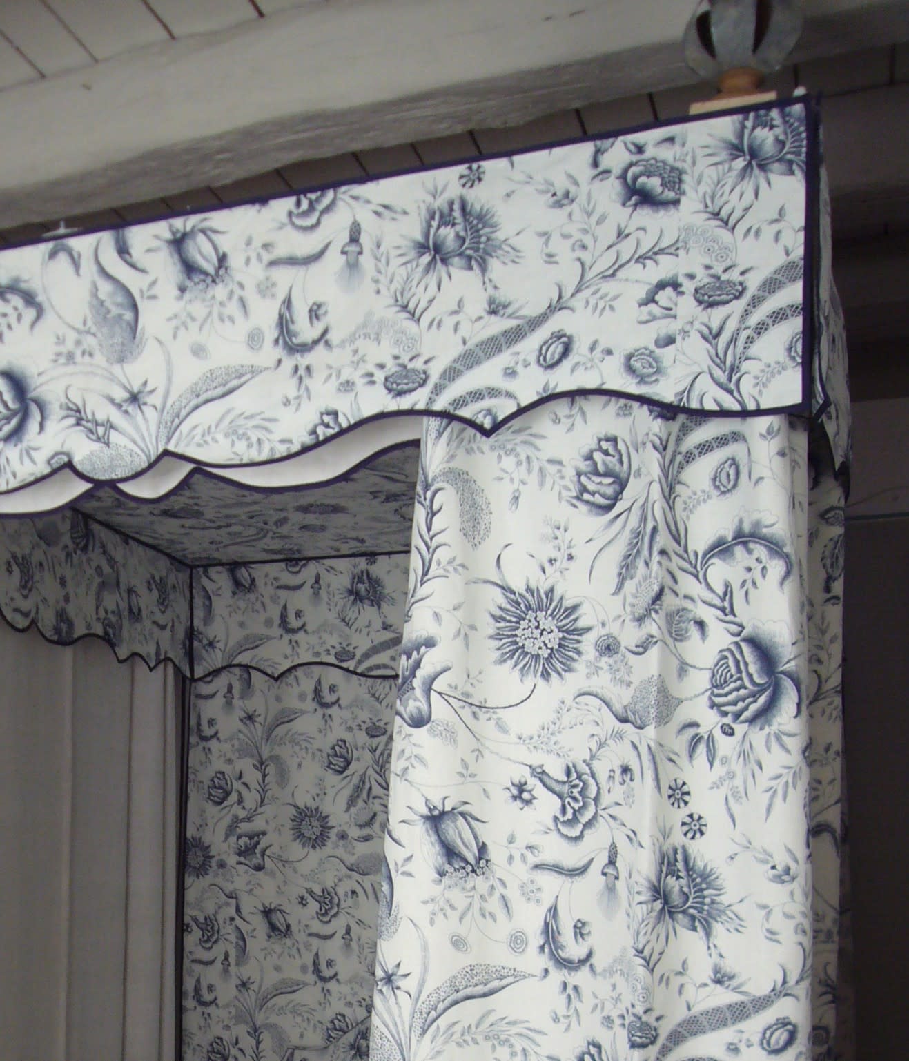 Œuvre de Claire JUILLAND — tapisserie d'ameublement en décor/couture