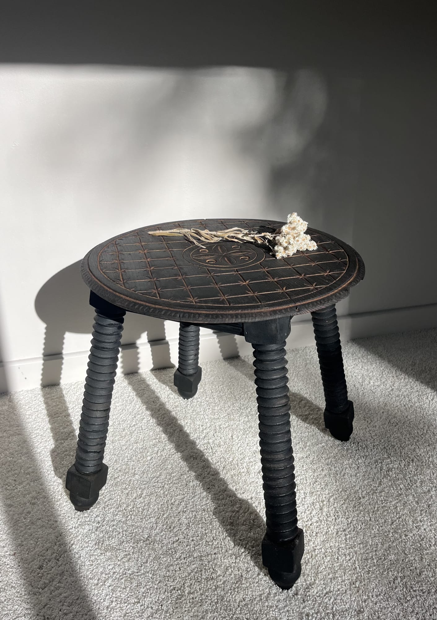 Œuvre de Carine Guilbert — transformation de mobilier ancien avec le bois brûlé
