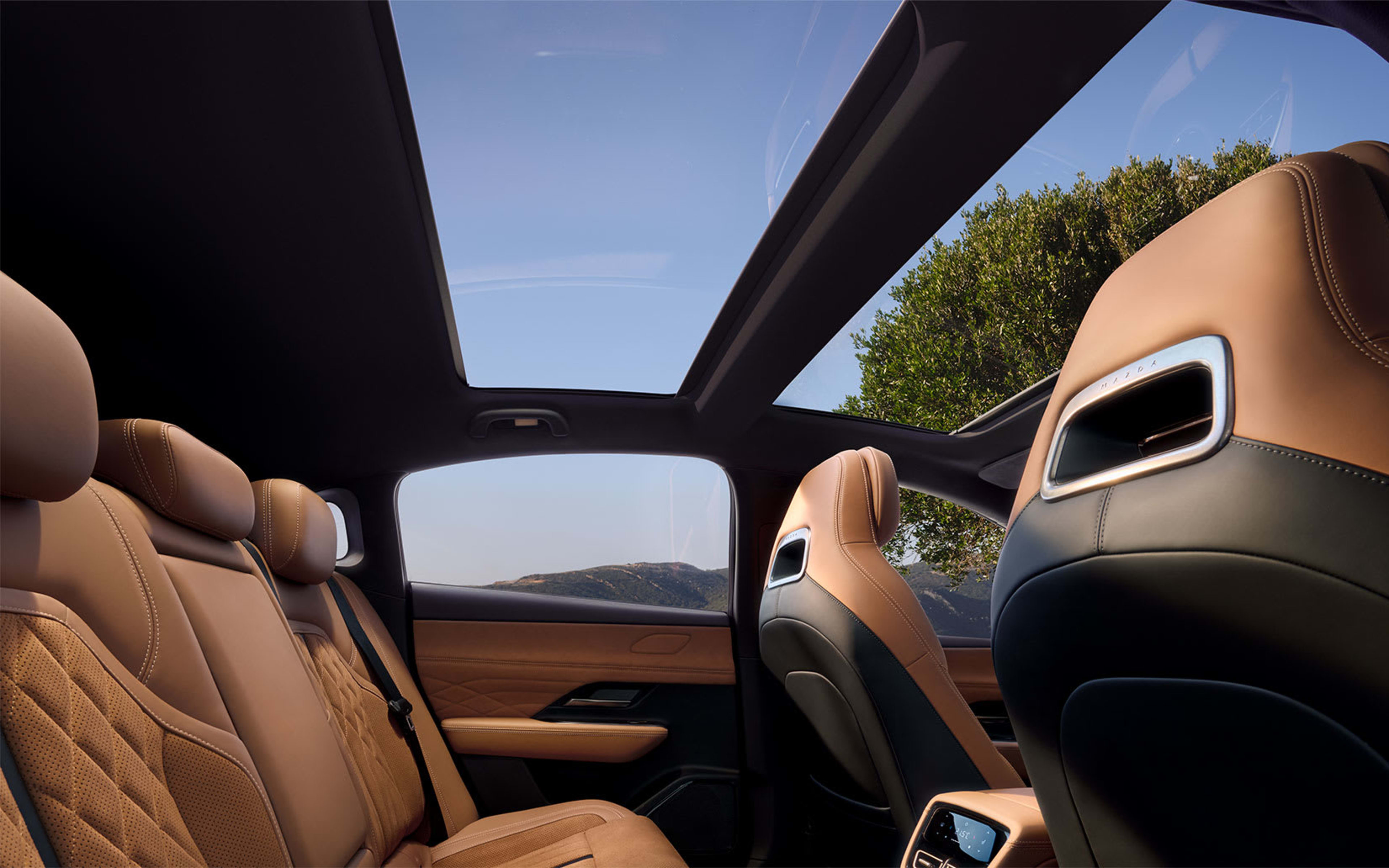 06-mazda6e-gallery-carousel-desktop-3-sunroof_pqfol4