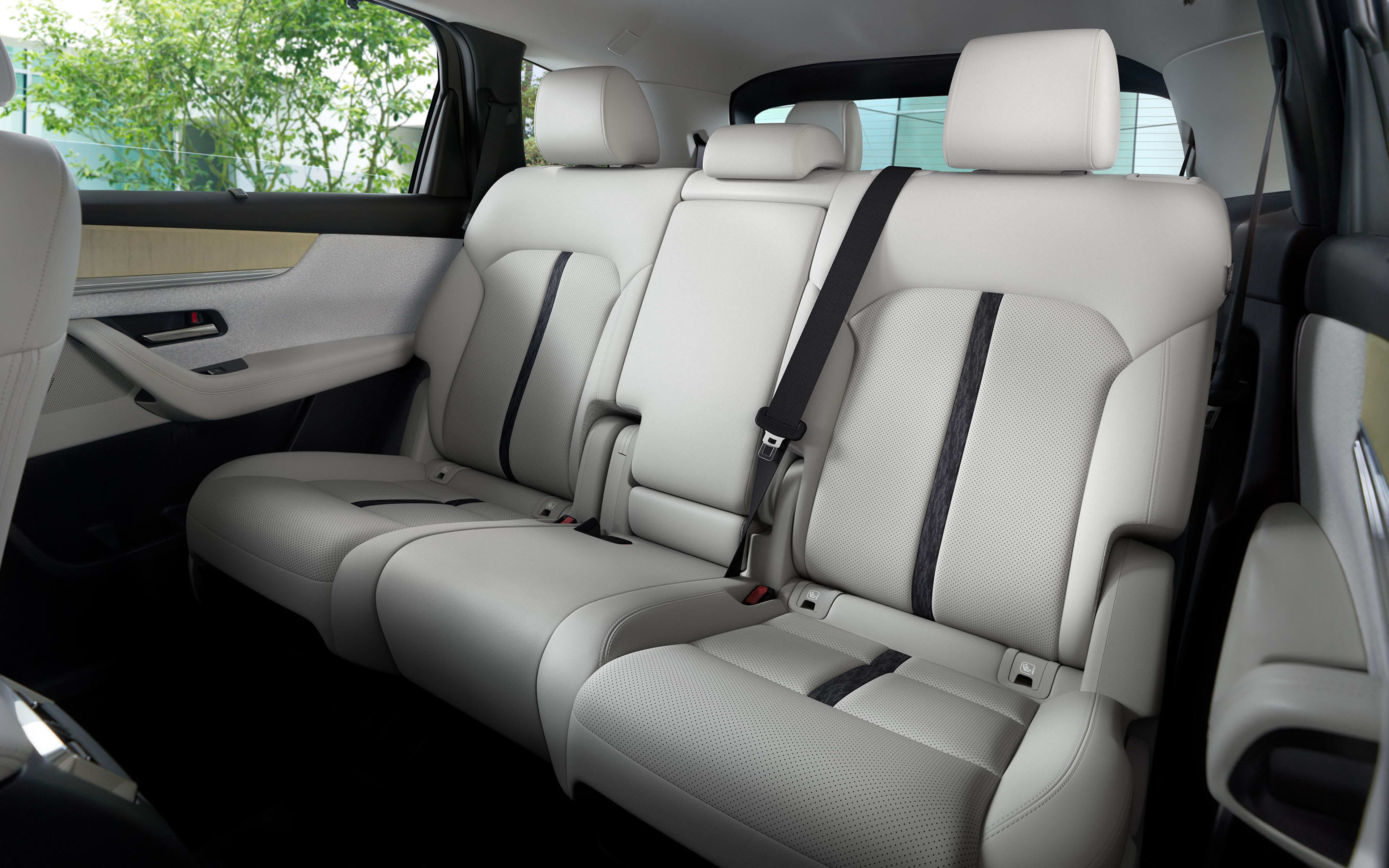 04-gallery-textblock-desktop-1-seven-seats_dwtowq