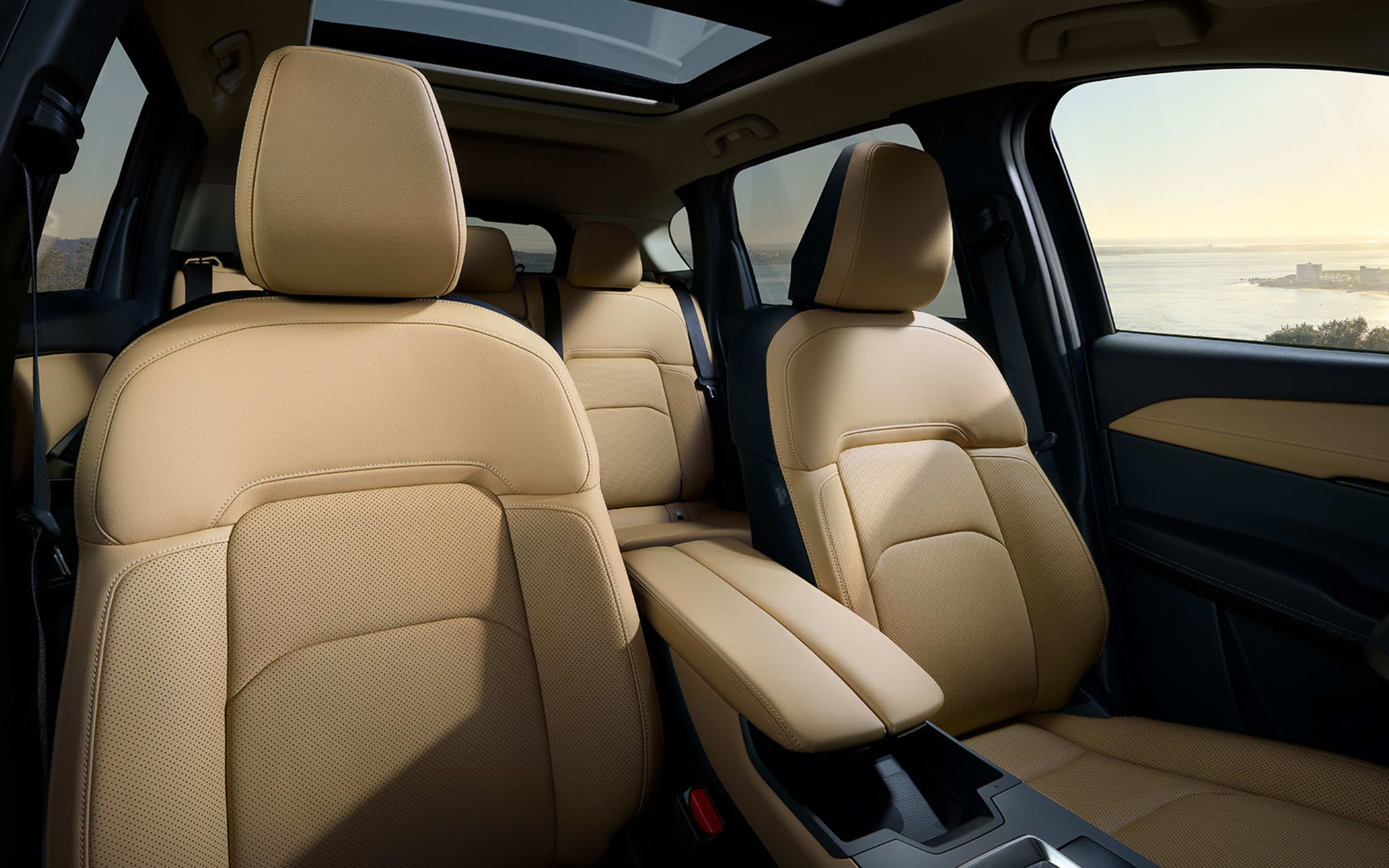 06-cx-5-gallery-carousel-desktop-12_owbgno