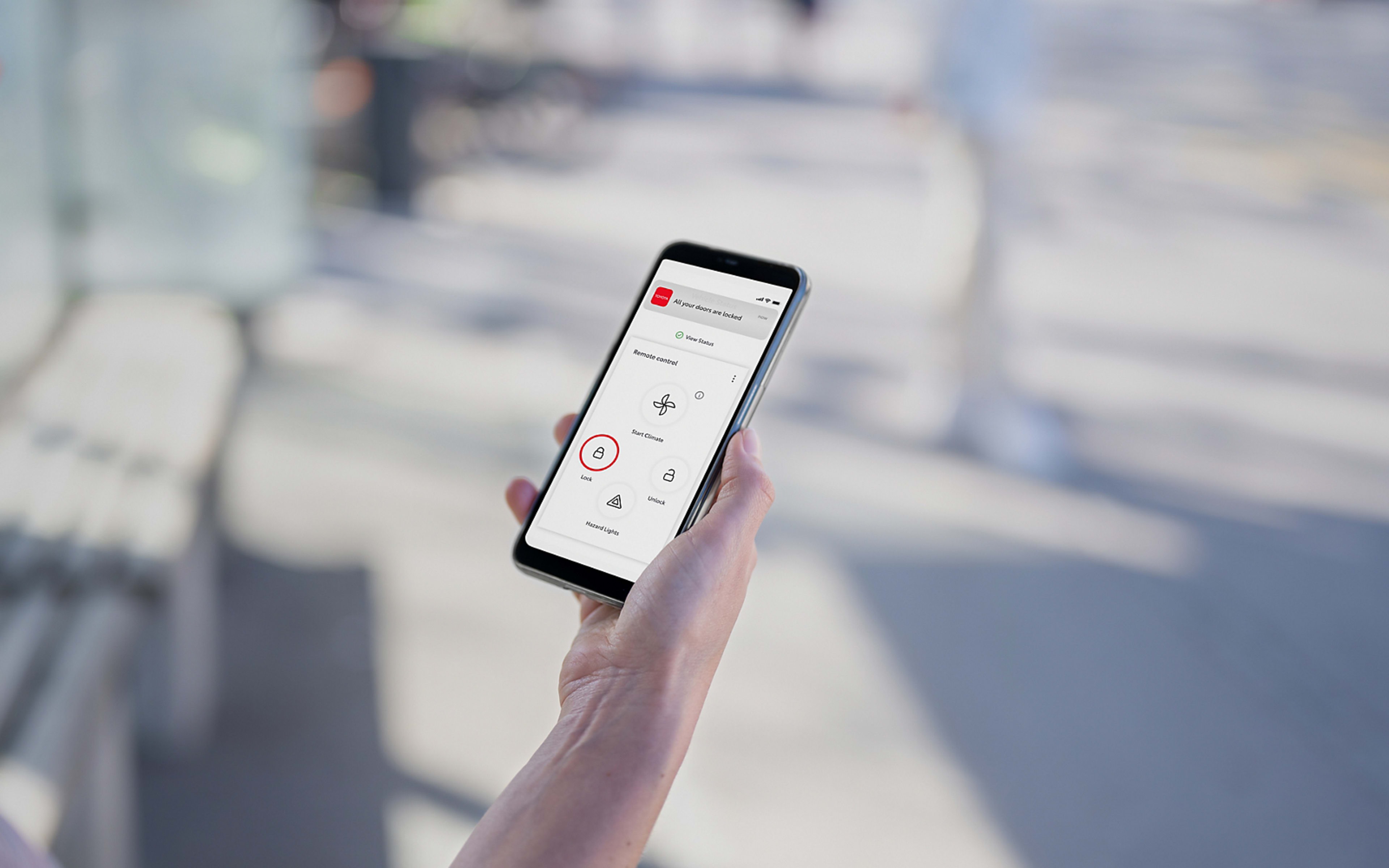 MyToyota_Remote_Lock_Screen_Woman_Hand_bwjdex