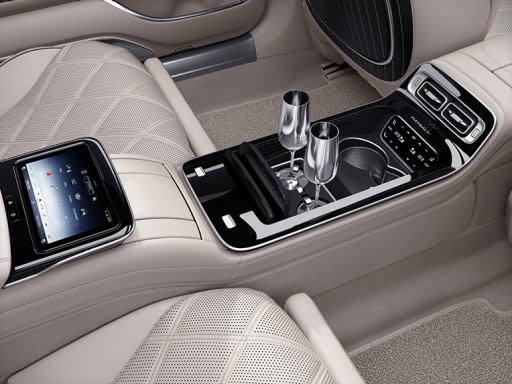 Mercedes Maybach S-Klasse Verbrenner Interieur Gläser_a3fa6450-c05e-4b9f-955f-cd800b18101f