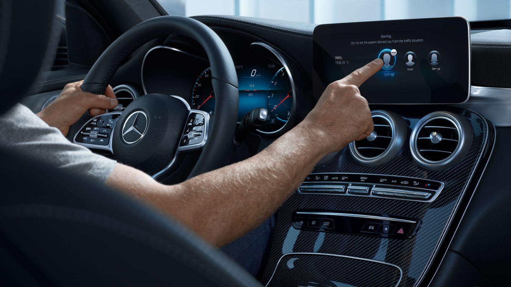 Mercedes-GLC-Coupe-Verbrenner-Interieur-Touchscreen_8ec959ef-d78b-42f4-a1c8-768dbb3b8340