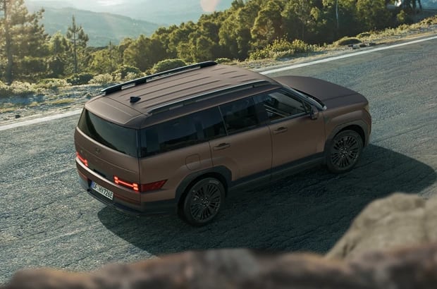 hme_mx5_phev_eviz_ext_ybm_earthybrassmatt_ewaauw_shot_006_anbwym