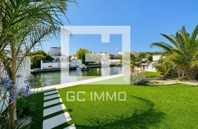 Casa de una sola planta con amarre y piscina en los canales de Empuriabrava en Empuriabrava