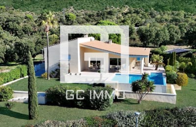 Villa de lujo con amplios espacios, piscina y gran parcela