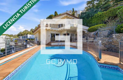 Casa con piscina con vistas panorámicas a la bahía de roses