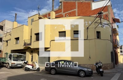 Edificio completo en venta en Mas Mates – 2 viviendas, 2 locales/garajes y 2 grandes terrazas privadas — Roses