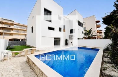 Detached villa for sale on Calle de la Roca Negra — Roses