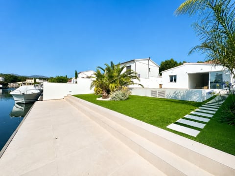 Casa de una sola planta con amarre y piscina en los canales de Empuriabrava — 3