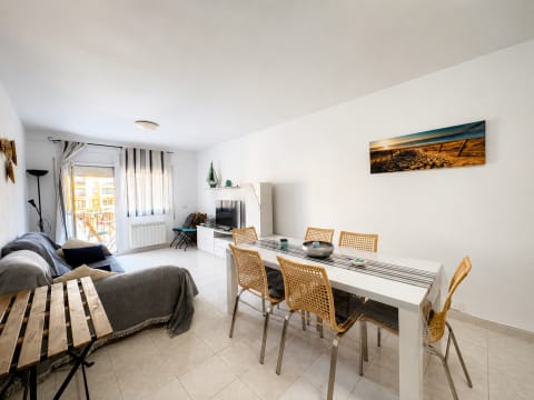 ACOJEDOR APARTAMENTO CON LICENCIA TURÍSTICA EN EMPRUIABRAVA — 4