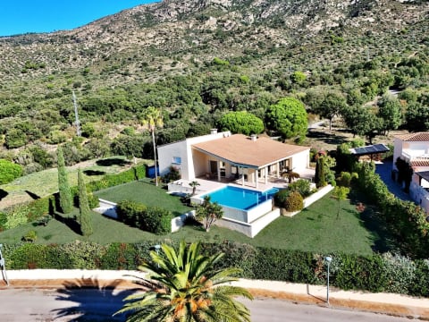 Villa de lujo con amplios espacios, piscina y gran parcela — 3