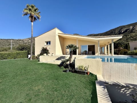Villa de lujo con amplios espacios, piscina y gran parcela — 5