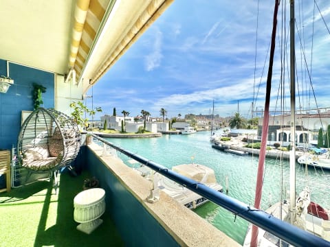 Apartamento con vistas a los canales en Empuriabrava — 4