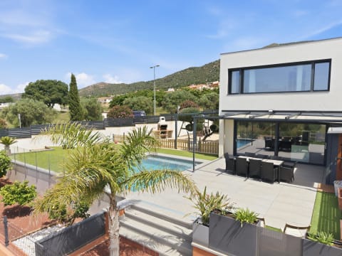 CASA CON PISCINA Y ACABADOS DE ALTA CALIDAD CON VISTAS PANORÁMICAS — 2