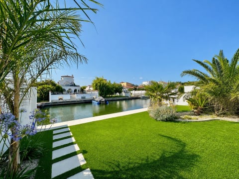 Casa de una sola planta con amarre y piscina en los canales de Empuriabrava — 2