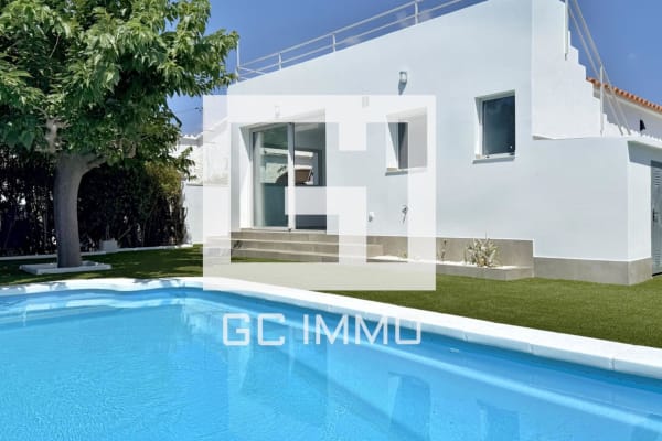 Villa de una sola planta con 3 habitaciones y piscina privada en Roses