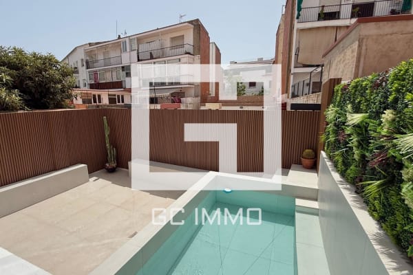 Vivienda completamente reformada con 3 dormitorios, terraza, jardín privado y piscina — Sitges