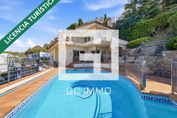 Casa con piscina con vistas panorámicas a la bahía de roses