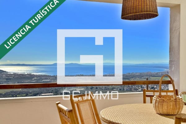 Villa con espectaculares vistas a la bahía de Roses y piscina privada