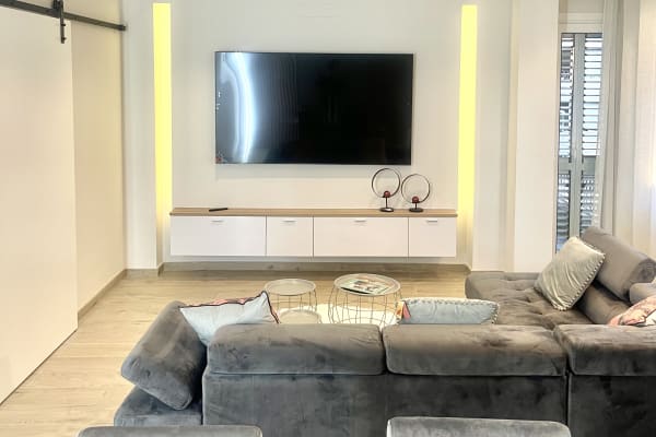 Piso de 3 habitaciones reformado a 1 min de la estación del AVE de Girona en Girona