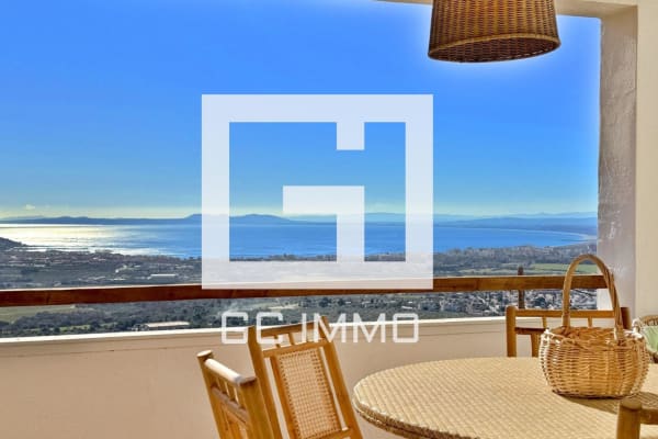 Villa con espectaculares vistas a la bahía de Roses y piscina privada en Roses