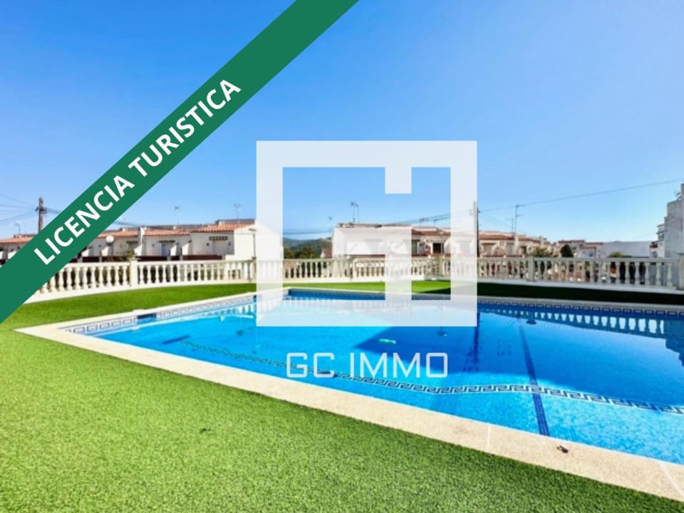 Casa adosada con piscina en Puig Rom — 1